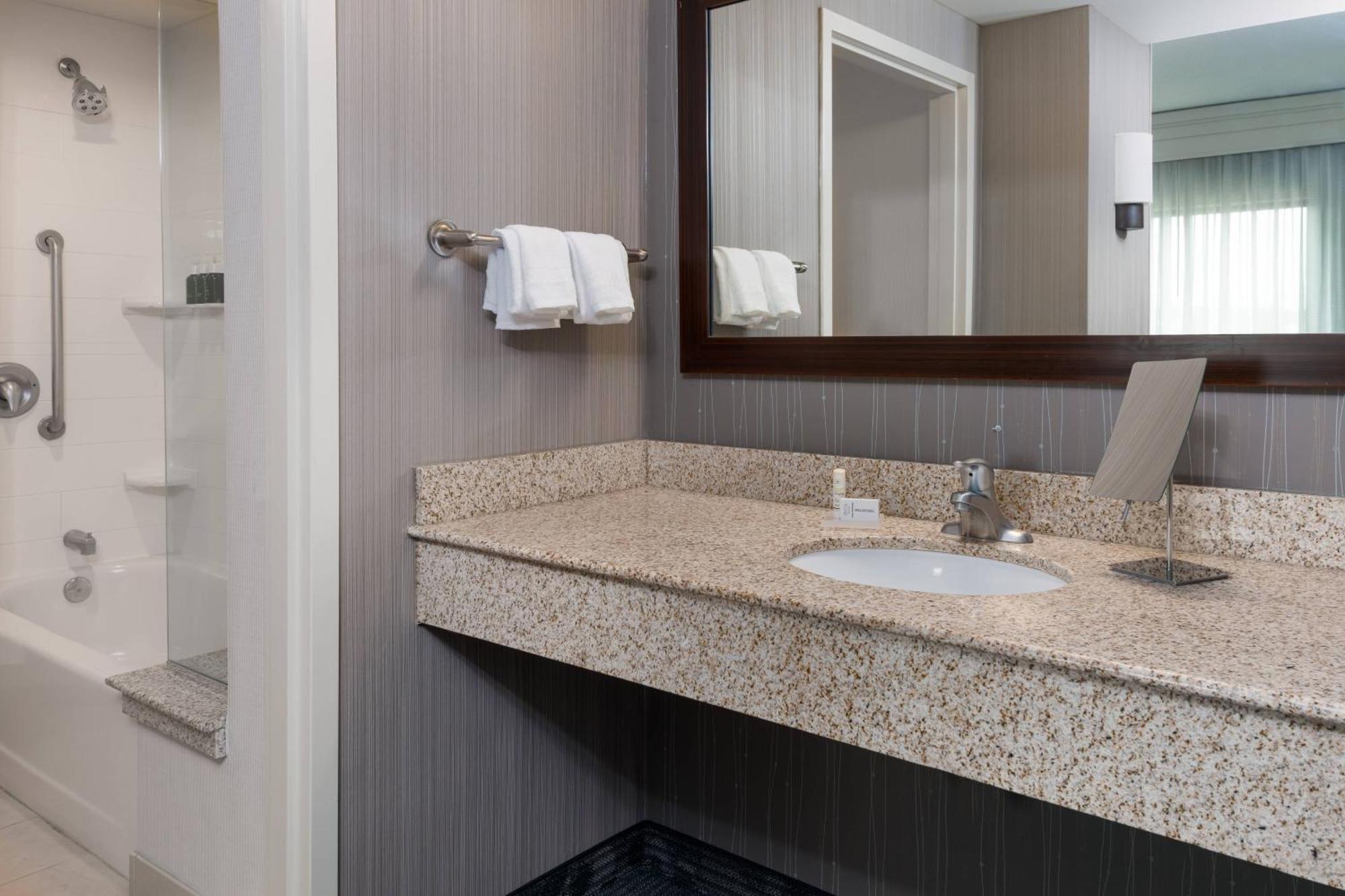 Courtyard By Marriott Buffalo Airport Чиктовага Экстерьер фото