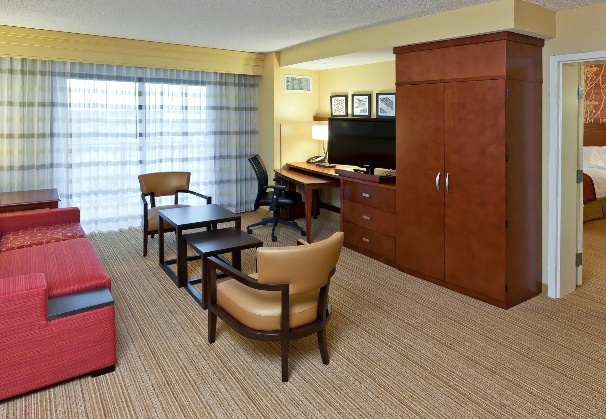 Courtyard By Marriott Buffalo Airport Чиктовага Экстерьер фото
